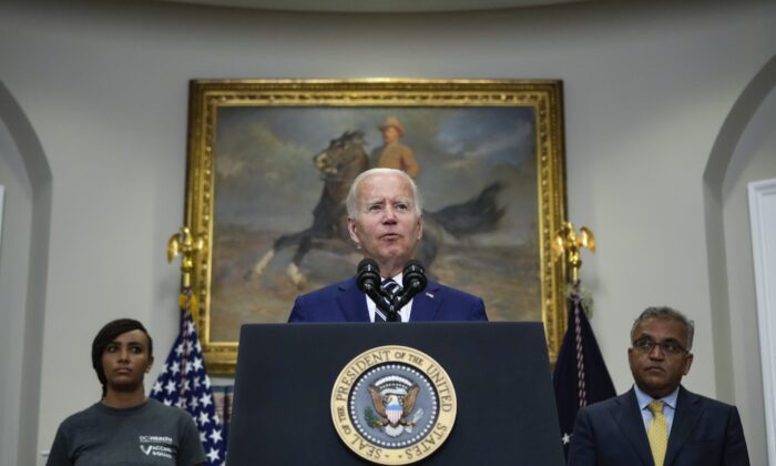 El presidente Joe Biden habla sobre las vacunas contra el COVID-19 para niños en la Sala Roosevelt de la Casa Blanca, en Washington, el 21 de junio de 2022. (Drew Angerer/Getty Images)