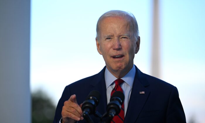 El presidente Joe Biden habla desde el balcón del Salón Azul de la Casa Blanca el 1 de agosto de 2022. (Jim Watson-Pool/Getty Images)