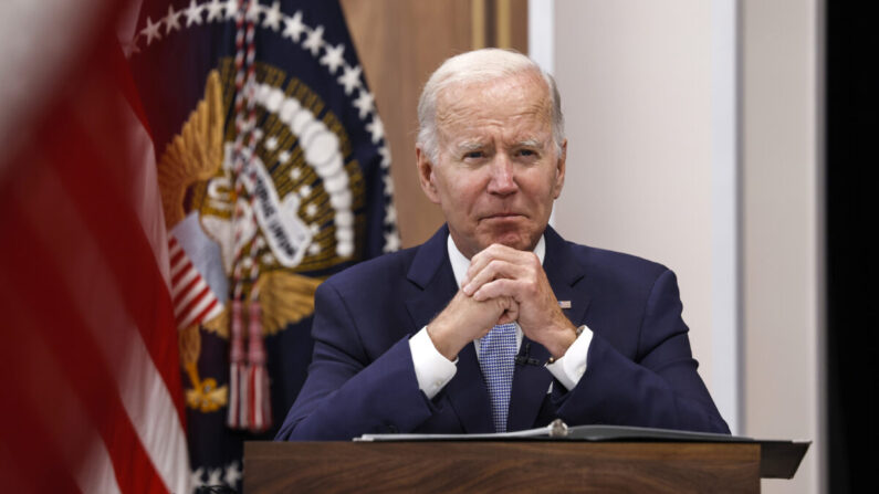 El presidente Joe Biden hace declaraciones durante una reunión sobre la economía con directores ejecutivos y miembros de su gabinete en el South Court Auditorium de la Casa Blanca, el 28 de julio de 2022. (Anna Moneymaker/Getty Images)