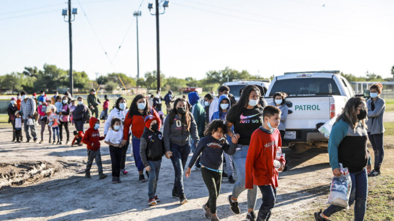 Agentes de la Patrulla Fronteriza detienen y transportan a inmigrantes ilegales que acaban de cruzar el río en La Joya, Texas, el 17 de noviembre de 2021. (Charlotte Cuthbertson/The Epoch Times)
