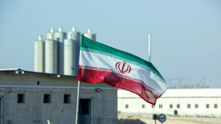 Irán aumenta producción de uranio enriquecido y no responde a dudas de OIEA