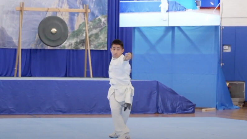 El colombiano Armilali Pinzón, de 14 años, participa en la 7ª Competencia Internacional de Artes Marciales Tradicionales Chinas en Nueva York, el 28 de agosto de 2022. (NTD) 