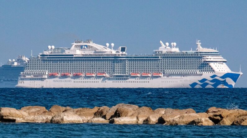 Vista del crucero de clase real "Sky Princess", operado por Princess Cruises de Carnival Corp. con sede en Bermudas, frente a la costa de la ciudad de Limassol, al sur de Chipre, el 30 de marzo de 2021. (Amir Makar/AFP vía Getty Images)
