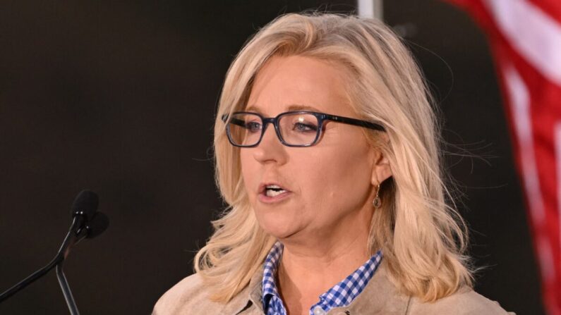 La diputada Liz Cheney (R-Wyo.) se dirige a sus partidarios en un acto de la noche electoral durante las elecciones primarias de Wyoming en el rancho Mead, en Jackson, Wyoming, el 16 de agosto de 2022. (Patrick T. Fallon/AFP vía Getty Images)
