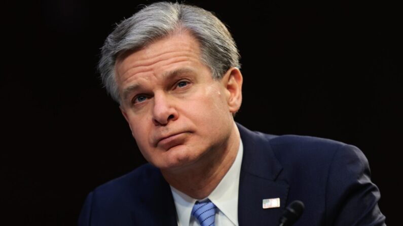 El director del FBI, Christopher Wray, testifica ante el Comité de Inteligencia del Senado en Washington el 10 de marzo de 2022. (Kevin Dietsch/Getty Images)
