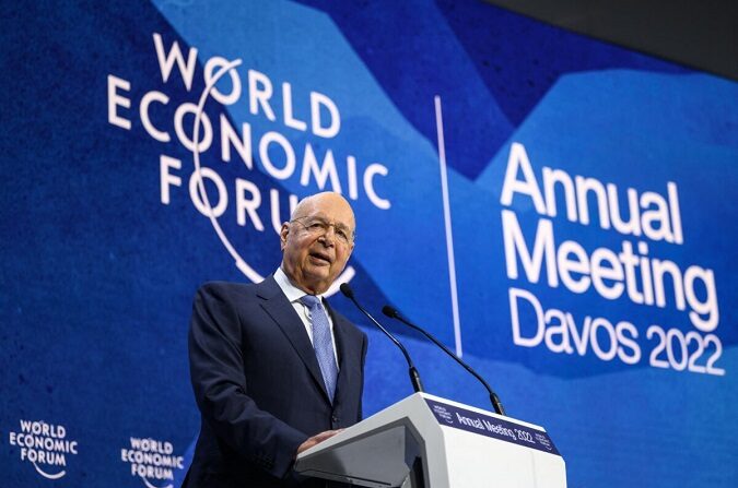 El fundador y presidente ejecutivo del Foro Económico Mundial, Klaus Schwab, pronuncia un discurso en el centro de congresos durante la reunión anual del Foro Económico Mundial (FEM) en Davos el 23 de mayo de 2022. (Fabrice Coffrini/AFP vía Getty Images)
