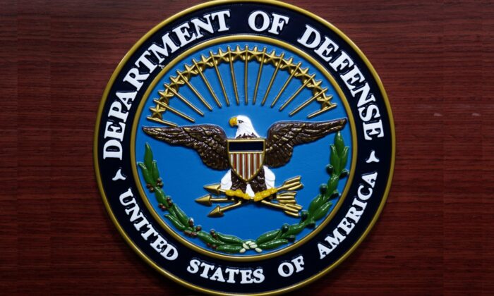 Una imagen de archivo del escudo del Departamento de Defensa de EE.UU. en el atril de la sala de prensa del Pentágono, en Washington, el 12 de diciembre de 2013. (Paul J. Richards/AFP/Getty Images)
