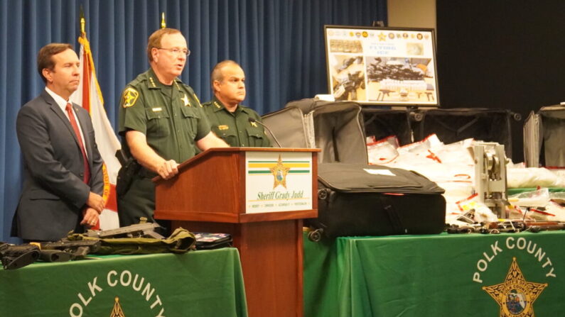 El sheriff del condado de Polk, Grady Judd, anuncia la desarticulación de una operación internacional de contrabando de drogas en Winter Haven, Florida, el 19 de agosto de 2022 (Jann Falkenstern / The Epoch Times)
