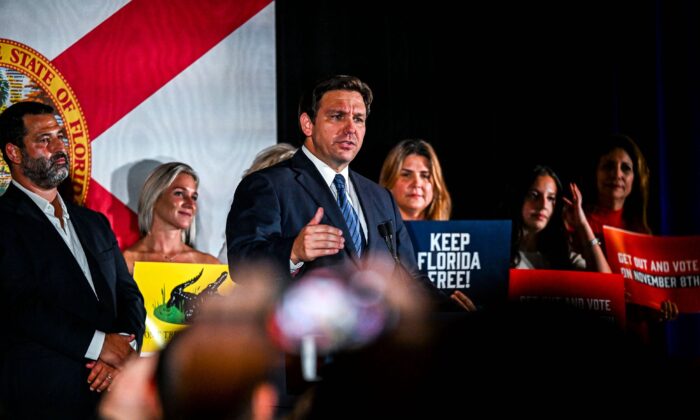 El gobernador de Florida, Ron DeSantis (C), habla en un evento organizado la noche de las elecciones primarias en Hialeah, Florida, el 23 de agosto de 2022. (Chandan Khanna/AFP vía Getty Images)
