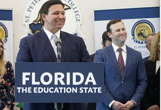 El gobernador de Florida, Ron DeSantis, responde a las preguntas de los periodistas en San Petersburgo durante la firma de un nuevo proyecto de ley de educación el 15 de marzo de 2022. (El Canal de Florida)

