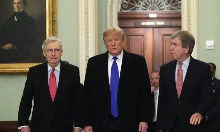 El entonces presidente Donald Trump (centro) camina con el líder del Partido Republicano en el Senado, el Senador Mitch McConnell (R-Ky.) (Izq.), y el senador Roy Blunt (R-Mo.) (Der.) al llega al Capitolio, el 26 de marzo 2019. (Alex Wong/Getty Images)