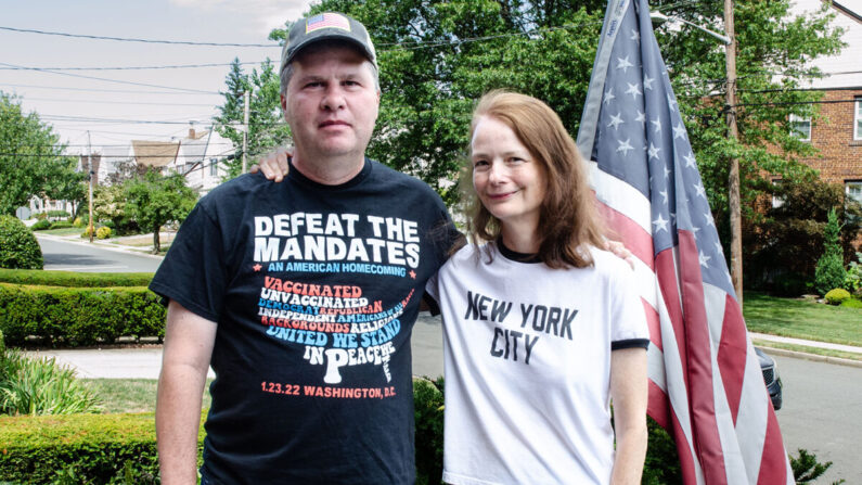 Jim Hogue (izq.), maestro de escuela de Nueva York no vacunado, y su esposa Jen Hogue, maestra de escuela de Nueva York vacunada, el 11 de agosto de 2022. (Dave Paone/The Epoch Times)
