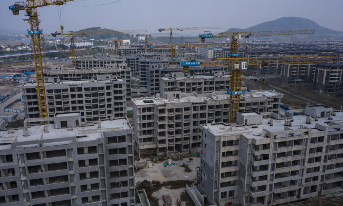 Edificios de apartamentos sin terminar en el desarrollo Health Valley, de China Evergrande Group, en las afueras de Nanjing, China, el 22 de octubre de 2021. (Qilai Shen/Bloomberg a través de Getty Images)