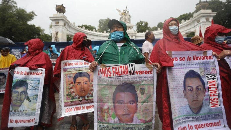 Padres y familiares de los 43 estudiantes desaparecidos de la Escuela Normal "Isidro Burgos" de Ayotzinapa, en el estado de Guerrero, marchan el 25 de agosto de 2022 por Ciudad de México (México). EFE/Sáshenka Gutiérrez