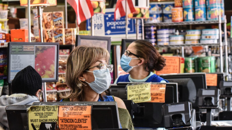 Cajeras con máscarillas trabajan en una tienda de comestibles en el barrio de Bushwick de Brooklyn el 2 de abril de 2020 en la ciudad de Nueva York. (Stephanie Keith/Getty Images)
