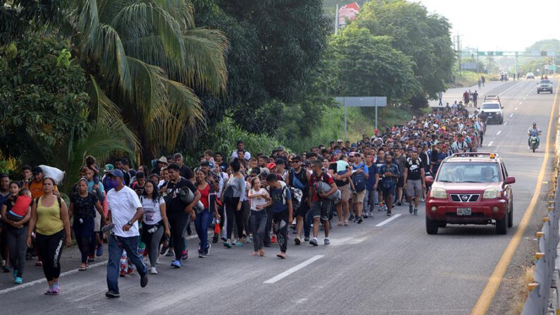 Migrantes de diversas nacionalidades caminan en caravana el 28 de agosto de 2022, en Tapachula (México). EFE/Juan Manuel Blanco