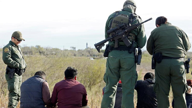 Guardias estadounidenses detienen a inmigrantes mexicanos. Imagen de archivo. EFE/ Erik S. Lesser