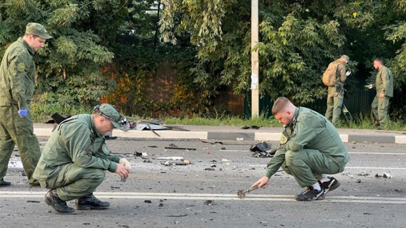 Investigadores del Comité de Investigación de Rusia trabajando en la escena de la explosión de un automóvil en la carretera de Mozhaisk, Rusia, el 21 de agosto de 2022. (EFE/EPA/Russian Investigative Committee)