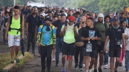 Tres caravanas de migrantes avanzan por el sur de México rumbo a EE.UU.