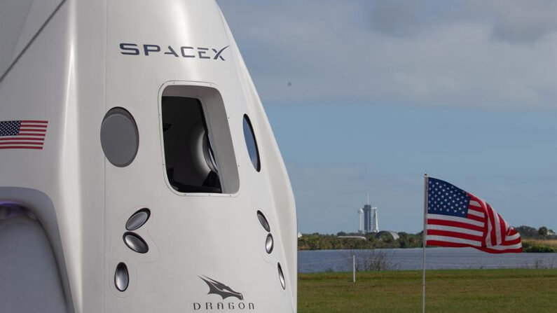 En una fotografía de archivo, se ve una cápsula de carga de SpaceX con material científico recogido en la Estación Espacial Internacional (EEI) sobre aguas situadas frente al estado de Florida (EE.UU.), en un punto al noroeste de Cabo Cañaveral. EFE/EPA/CJ Gunther/Archivo