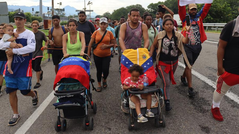 Migrantes caminan en caravana en el tramo carretero Huixtla-Villa Comaltitlán, el 25 de agosto de 2022, en el municipio de Huixtla (México). EFE/ Juan Manuel Blanco