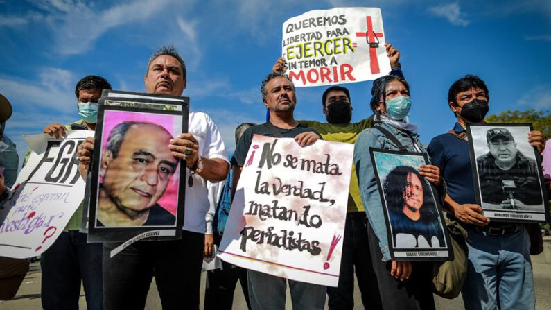 Periodistas de diferentes medios de comunicación protestan en la costera Miguel Alemán el 23 de agosto de 2022, para exigir justicia por el asesinato del colega Fredid Román, en Acapulco, Guerrero (México). EFE/David Guzmán