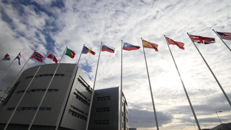 Banderas ondean frente a la sede de la OTAN en Lago Patria, cerca de Nápoles, en una fotografía de archivo. EFE