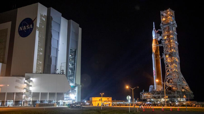 El cohete SLS con una cápsula Orión, parte de la misión Artemis I, está siendo transportado desde el Edificio de Montaje de Vehículos de la NASA hasta la plataforma 39B en el Centro Espacial Kennedy, en Merrit Island, Florida (EE.UU.), este 16 de agosto de 2022. EFE/EPA/Cristobal Herrera-Ulashkevich