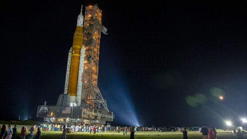 El cohete SLS con cápsula Orion, parte de la misión Artemis 1, siendo transportado desde el Vehicle Assembly Building de la NASA hasta el pad 39B del Centro Espacial Kennedy en Merrit Island, Florida, EE.UU., en una fotografía de archivo. EFE/Cristóbal Herrera Ulashkevich