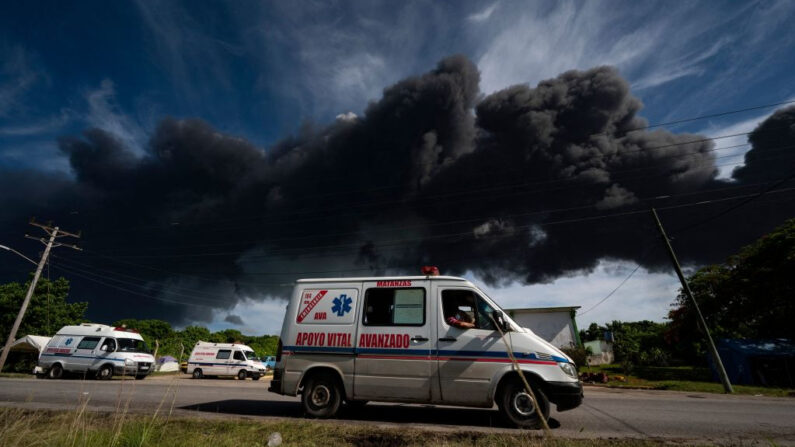 Una ambulancia circula cerca del incendio masivo en un depósito de combustible provocado por un rayo en Matanzas, Cuba, el 8 de agosto de 2022. (Yamil Lage/AFP vía Getty Images)