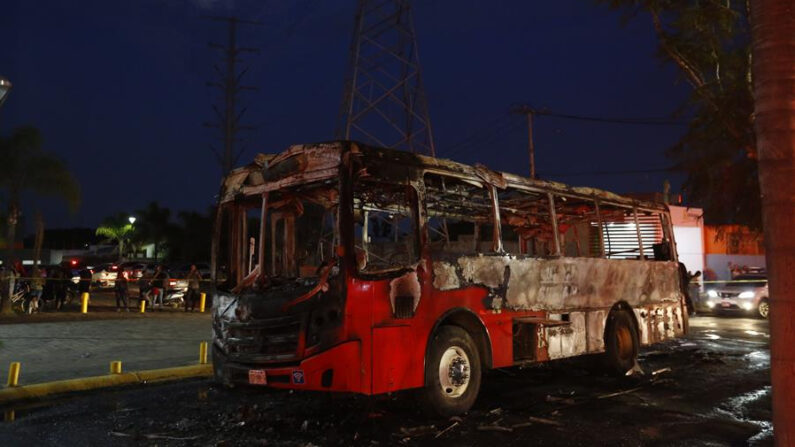 Fotografía de un autobús incendiado por presuntos criminales el 9 de agosto de 2022, en Zapopan (México). EFE/Francisco Guasco