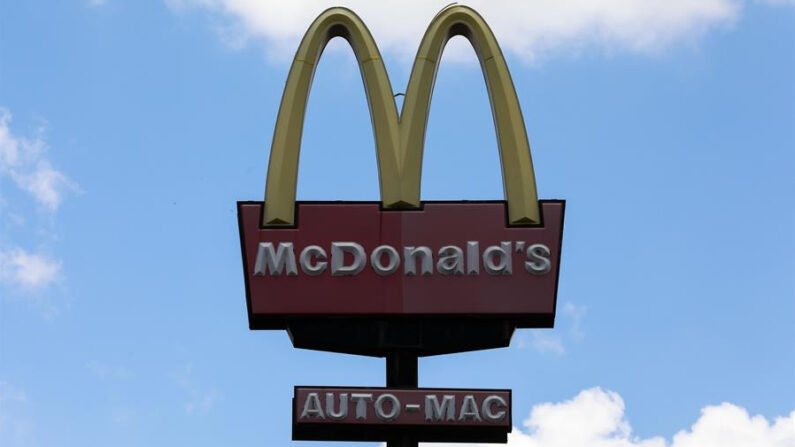 Vista del logo de la cadena McDonald's, en una fotografía de archivo. EFE/Cristian Hernández