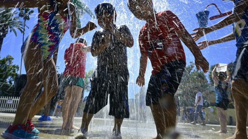Los niños se refrescan en un parque acuático en Alhambra, California, el 27 de julio de 2019, mientras el sur de California soporta otra ola de calor de verano con temperaturas de tres dígitos. (Frederic J. Brown/AFP vía Getty Images)
