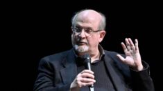 Autor del ataque a Rushdie se declara no culpable y seguirá en prisión