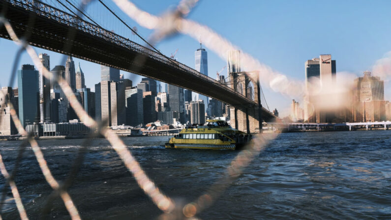 Los barcos pasan por Brooklyn Bridge Park, Nueva York. (Spencer Platt/imágenes falsas)