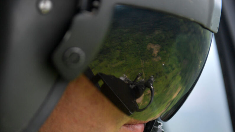 Policía colombiana llega en un helicóptero a un campo de Tumaco, Departamento de Nariño, Colombia, el 26 de febrero de 2020. (Raúl Arboeda/AFP vía Getty Images)