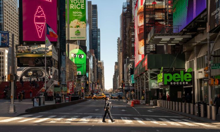 Una oficial de policía cruza la calle en un Times Square casi vacío, en Nueva York, el 12 de marzo de 2020. (David Dee Delgado/Getty Images)
