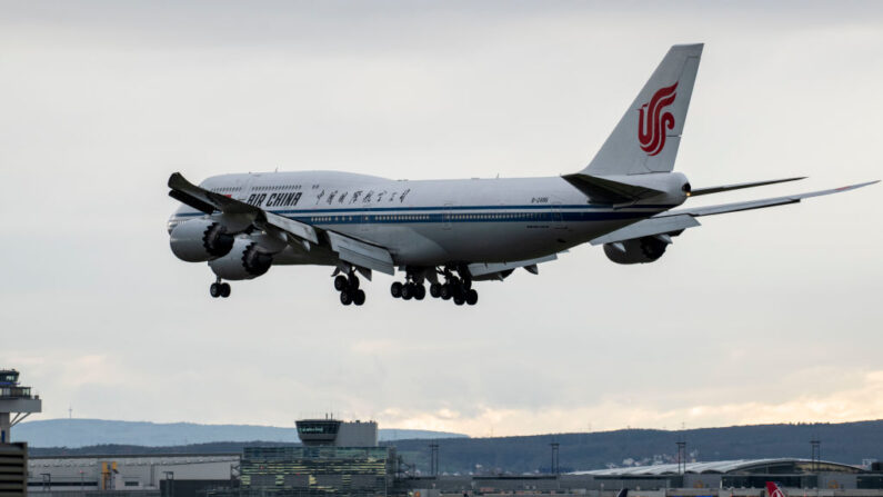 Un avión de Air China aterriza en el aeropuerto de Frankfurt el 12 de marzo de 2020 en Frankfurt, Alemania. (Thomas Lohnes/Getty Images)
