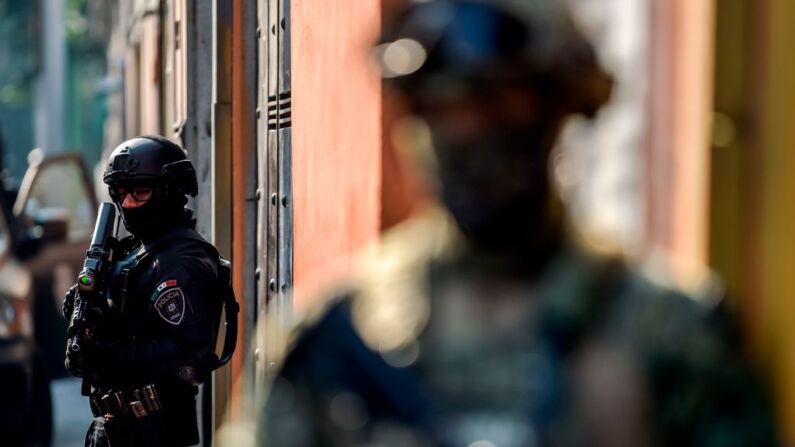 Agentes de la Secretaría de Seguridad Ciudadana (SSC) participa en un operativo en una foto de archivo en la Ciudad de México, el 21 de mayo de 2020. (PEDRO PARDO/AFP vía Getty Images)