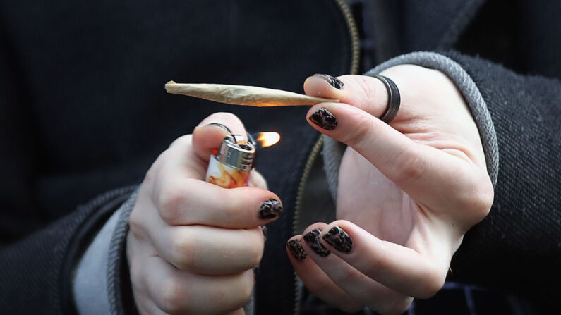 Una fumadora de marihuana recreativa se da el gusto de fumar hierba el 14 de abril de 2020 en la sección de Bushwick del distrito de Brooklyn de la ciudad de Nueva York. (Bruce Bennett/Getty Images)