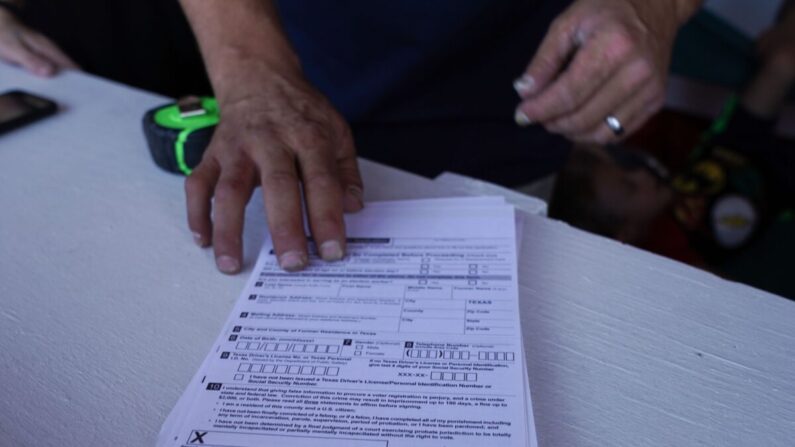 Una pila de formularios de registro de votantes se muestra el 31 de julio de 2020. (Bryan R. Smith/AFP vía Getty Images)
