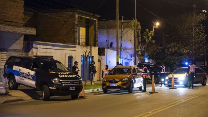 Miembros de la Policía Federal en una foto de archivo en la provincia de Santa Fe, Argentina, el 1 de octubre de 2020. (Foto de MARCELO MANERA/AFP a través de Getty Images)