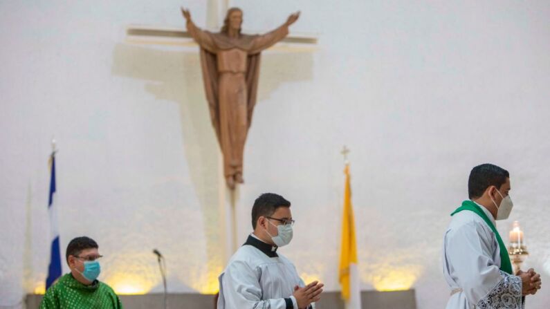 Sacerdotes participan en una misa en una foto de archivo durante la reapertura de las iglesias católicas en la Catedral de Managua, Nicaragua, el 4 de octubre de 2020. (Foto de INTI OCON/AFP vía Getty Images)