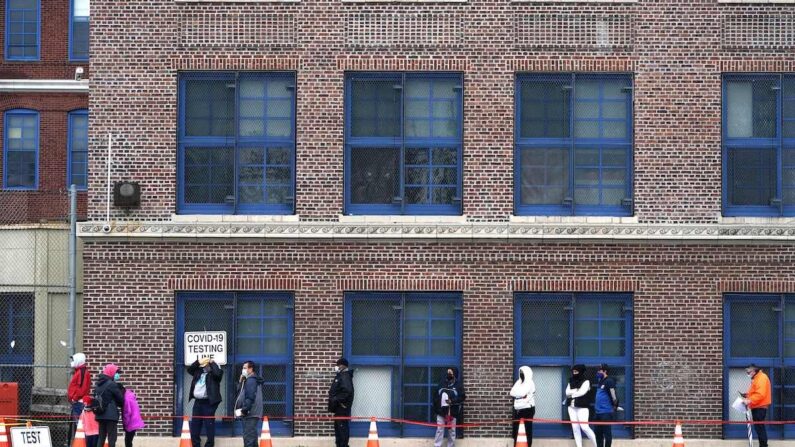 La gente espera en la fila para hacerse la prueba por COVID-19 en el Centro de Pruebas de COVID-19 de la Escuela Ann Street en Newark, Nueva Jersey, el 12 de noviembre de 2020. (Timothy A. Clary/AFP vía Getty Images)
