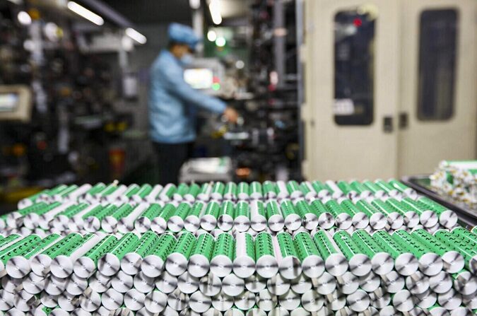 Baterías de litio expuestas en el taller de una fábrica de baterías el 14 de noviembre de 2020. (STR/AFP vía Getty Images)
