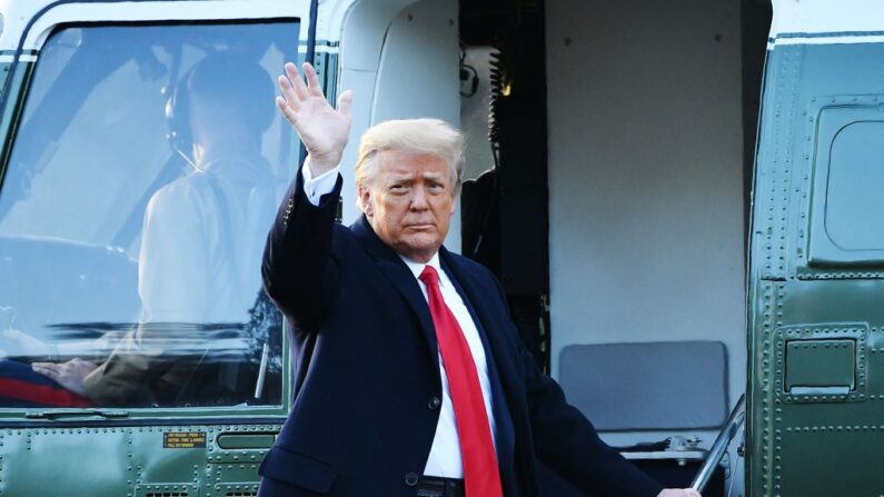 El presidente Donald Trump, saluda aborda Marine One en la Casa Blanca en Washington, DC, el 20 de enero de 2021. (MANDEL NGAN/AFP vía Getty Images)
