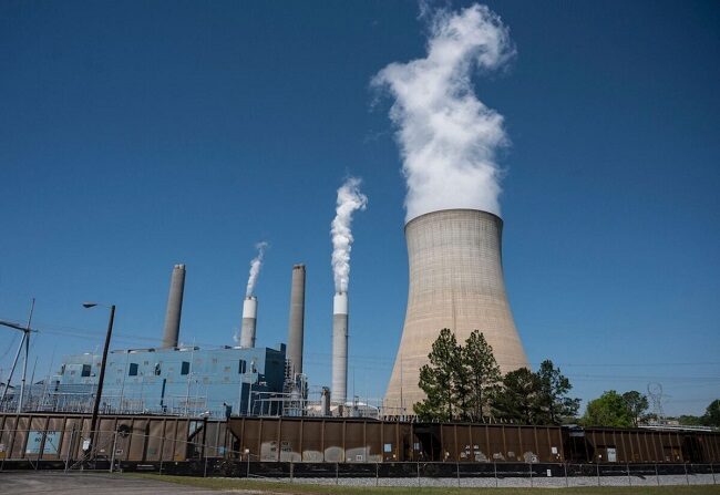 El vapor sale de la central eléctrica de carbón Miller en Adamsville, Ala. el 13 de abril de 2021. (Andrew Caballero-Reynolds/AFP vía Getty Images)
