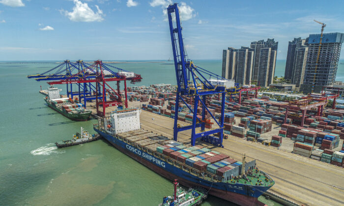 Un buque de carga cargado con contenedores atraca en un puerto de Haikou, en la provincia de Hainan, en el sur de China, el 17 de mayo de 2021. (STR/AFP a través de Getty Images)