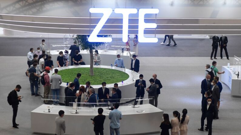 La gente visita el stand de ZTE en la feria Mobile World Congress (MWC), en Barcelona, el 29 de junio de 2021. (JOSEP LAGO/AFP vía Getty Images)
