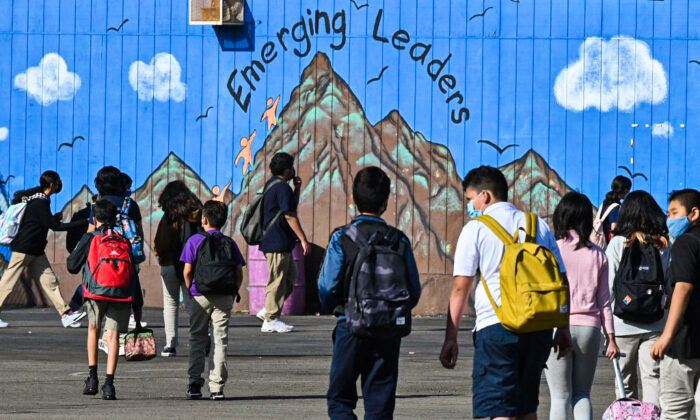 Los alumnos van a sus aulas en una escuela secundaria pública de Los Ángeles el 10 de septiembre de 2021. (Robyn Beck/AFP vía Getty Images)